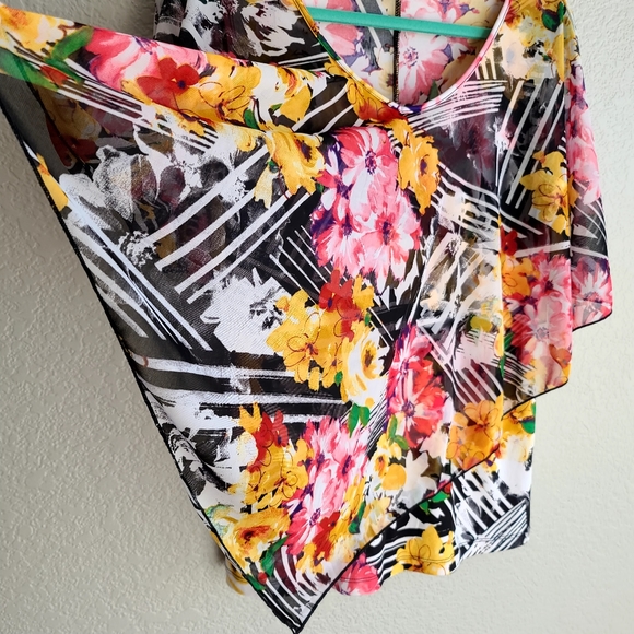 Suzie in the City floral/geometric pattern design, top has sheer overlay, medium - Picture 6 of 7